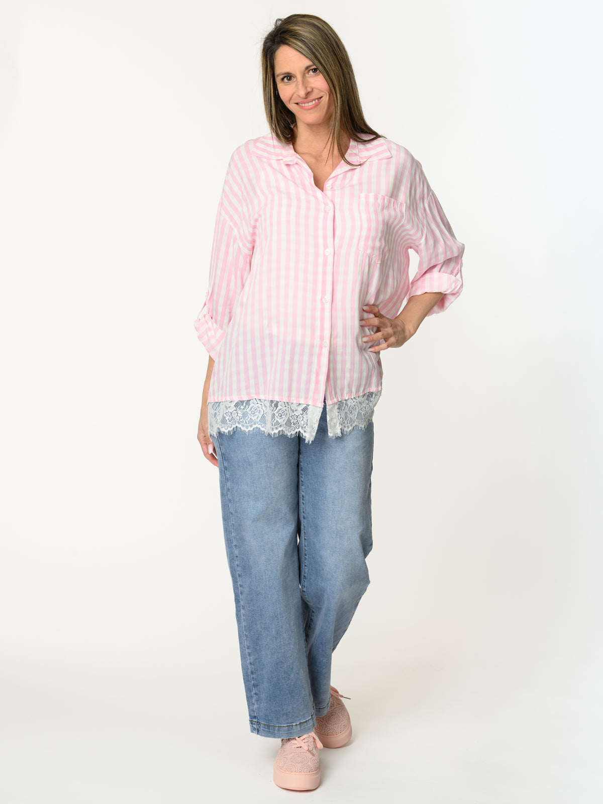 Chemise à carreaux blancs et roses