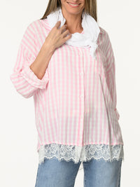 Chemise à carreaux blancs et roses