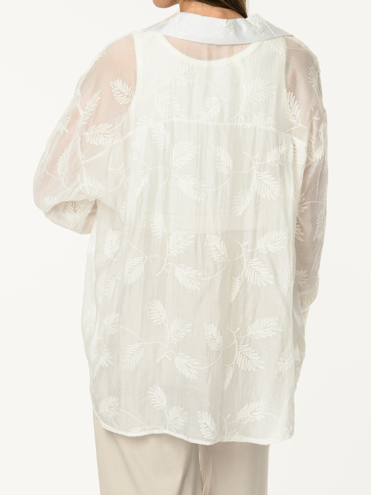 Chemise blanche à motifs de feuilles brodées