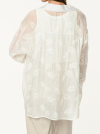 Chemise blanche à motifs de feuilles brodées
