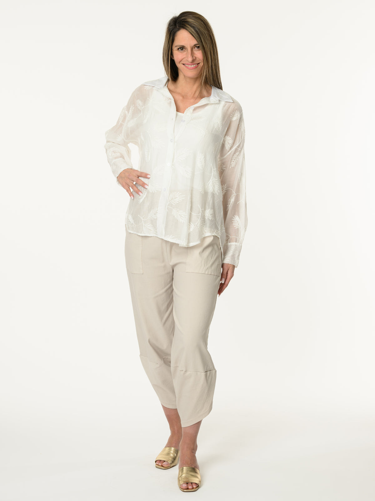 Chemise blanche à motifs de feuilles brodées