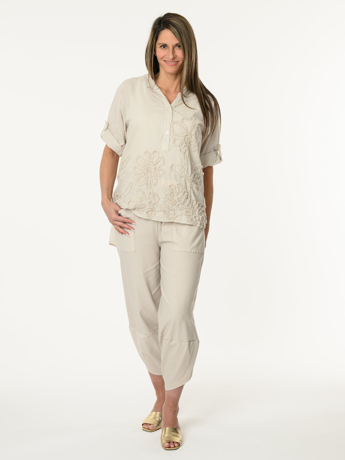 Blouse beige avec fleurs texturées