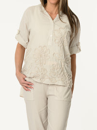 Blouse beige avec fleurs texturées
