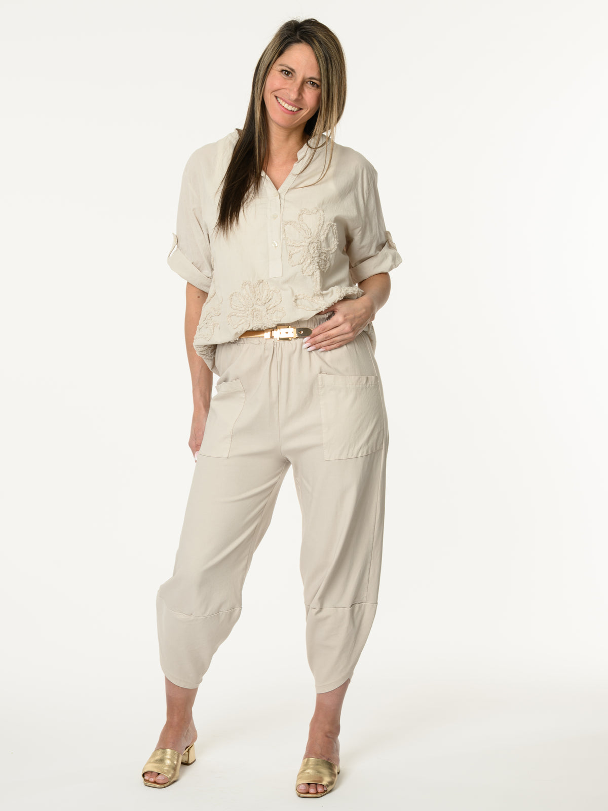 Blouse beige avec fleurs texturées