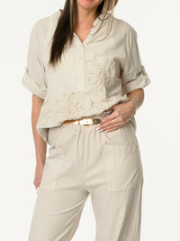 Blouse beige avec fleurs texturées