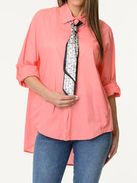 Chemise corail avec cravate
