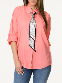 Chemise corail avec cravate