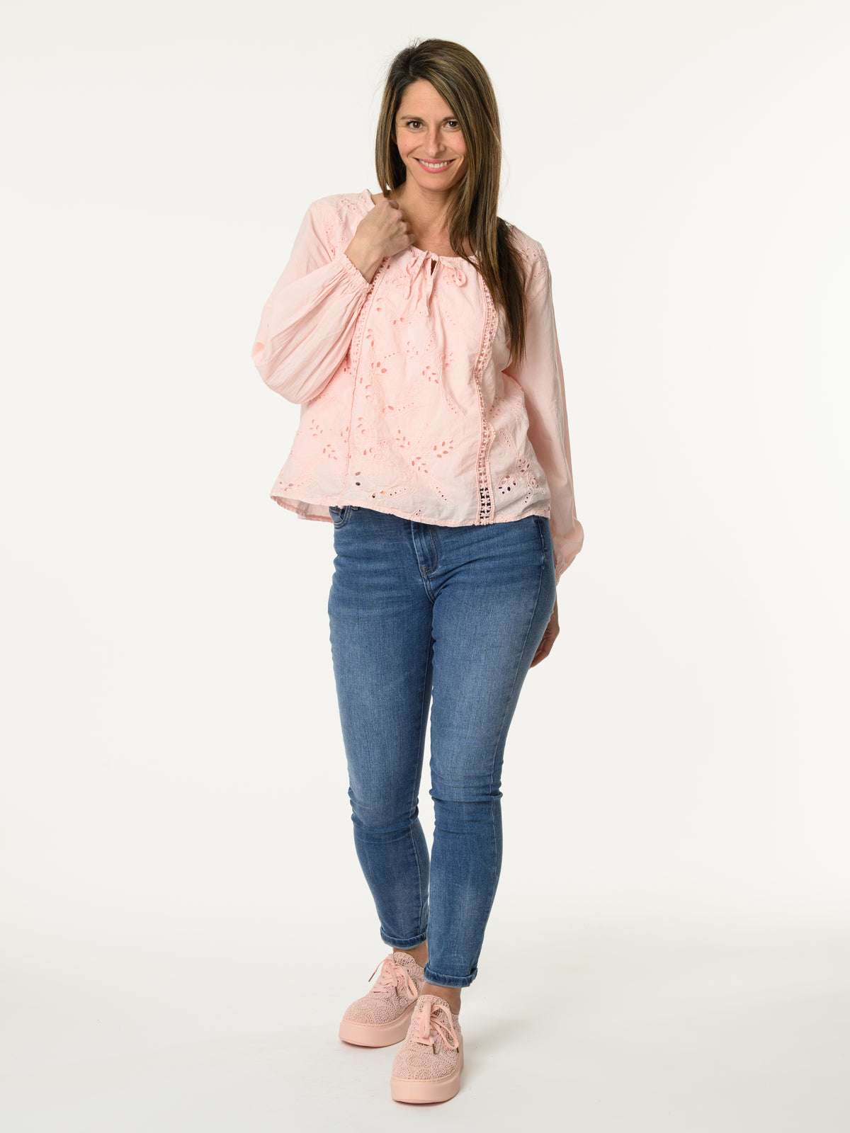 Blouse rose avec broderie anglaise