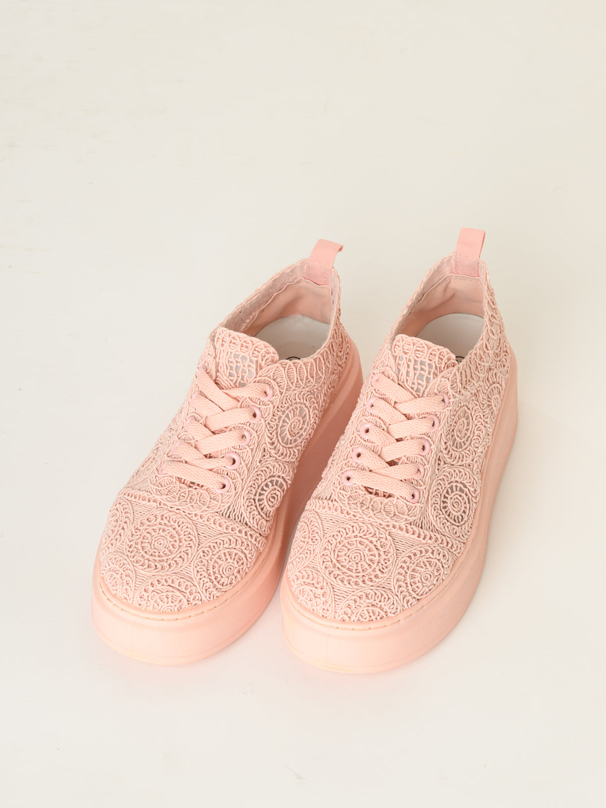Sneaker rose pâle en crochet à plateforme