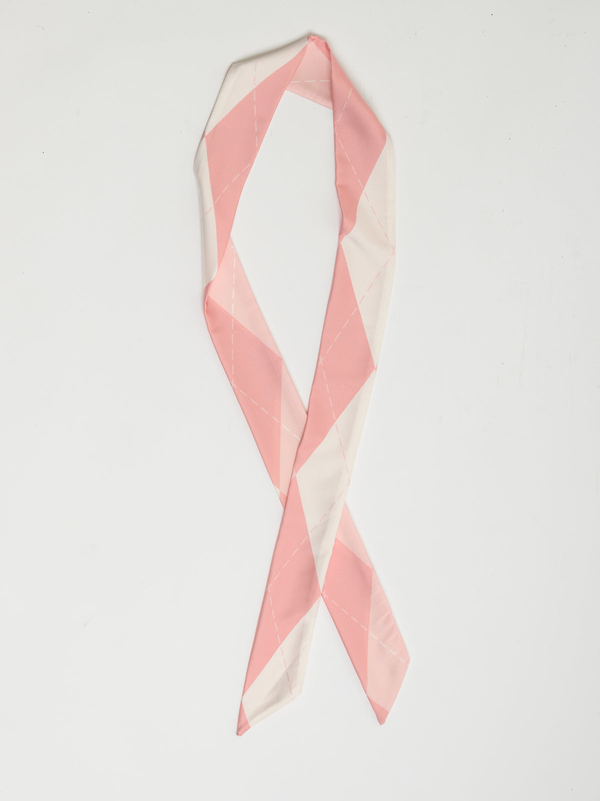 Foulard rose mince en satin à motifs de losanges