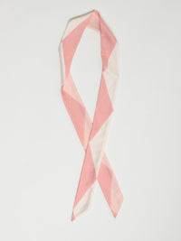 Foulard rose mince en satin à motifs de losanges