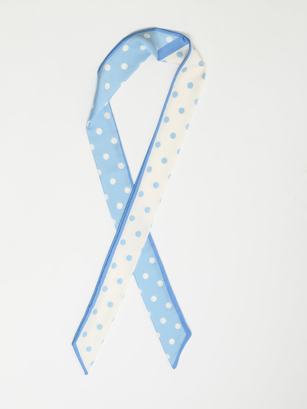 Foulard bleu mince en satin à motifs de pois