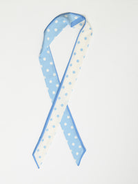 Foulard bleu mince en satin à motifs de pois