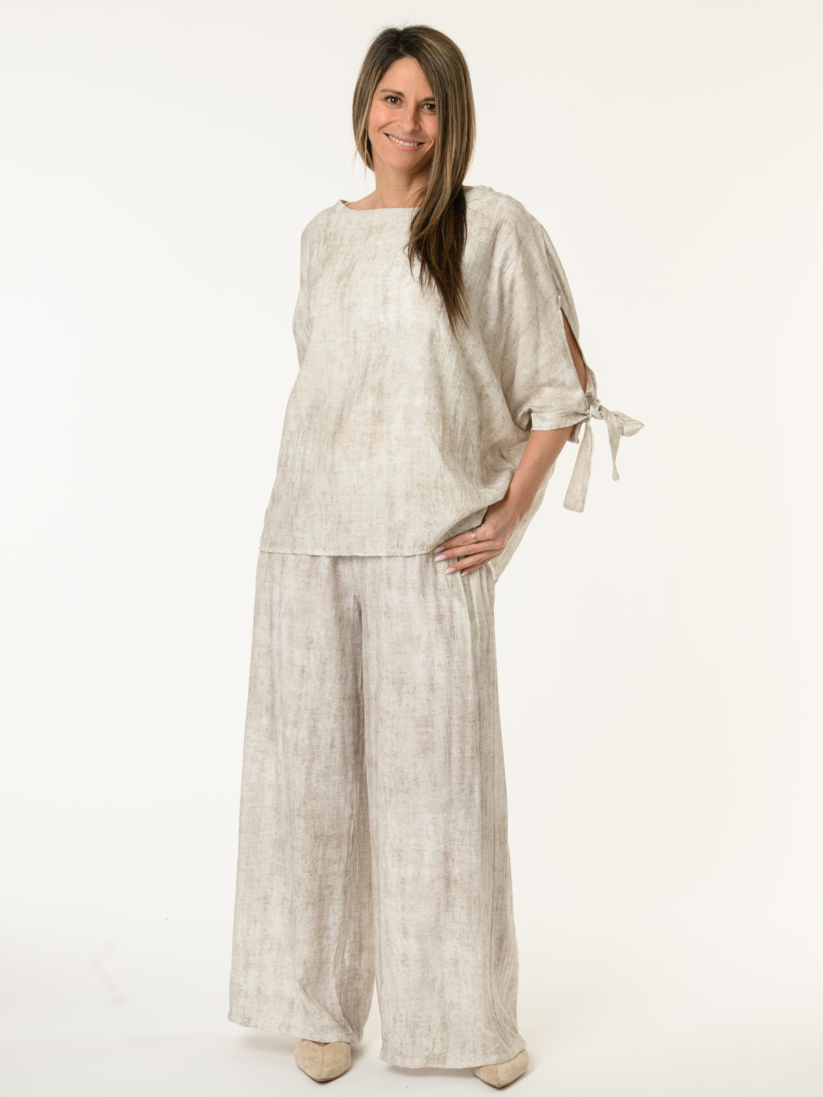 Chandail blanc et beige avec lacets sur les côtés