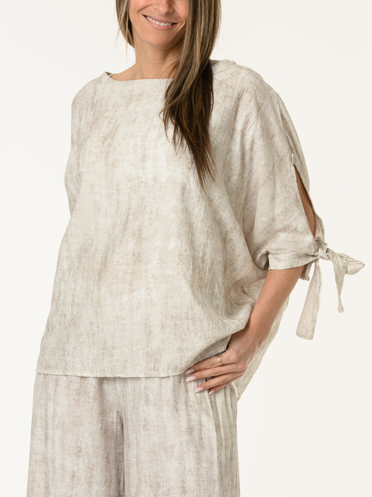 Chandail blanc et beige avec lacets sur les côtés