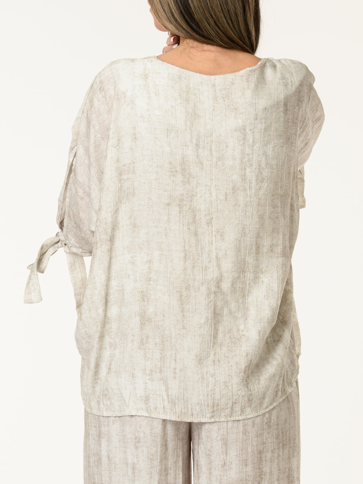 Chandail blanc et beige avec lacets sur les côtés