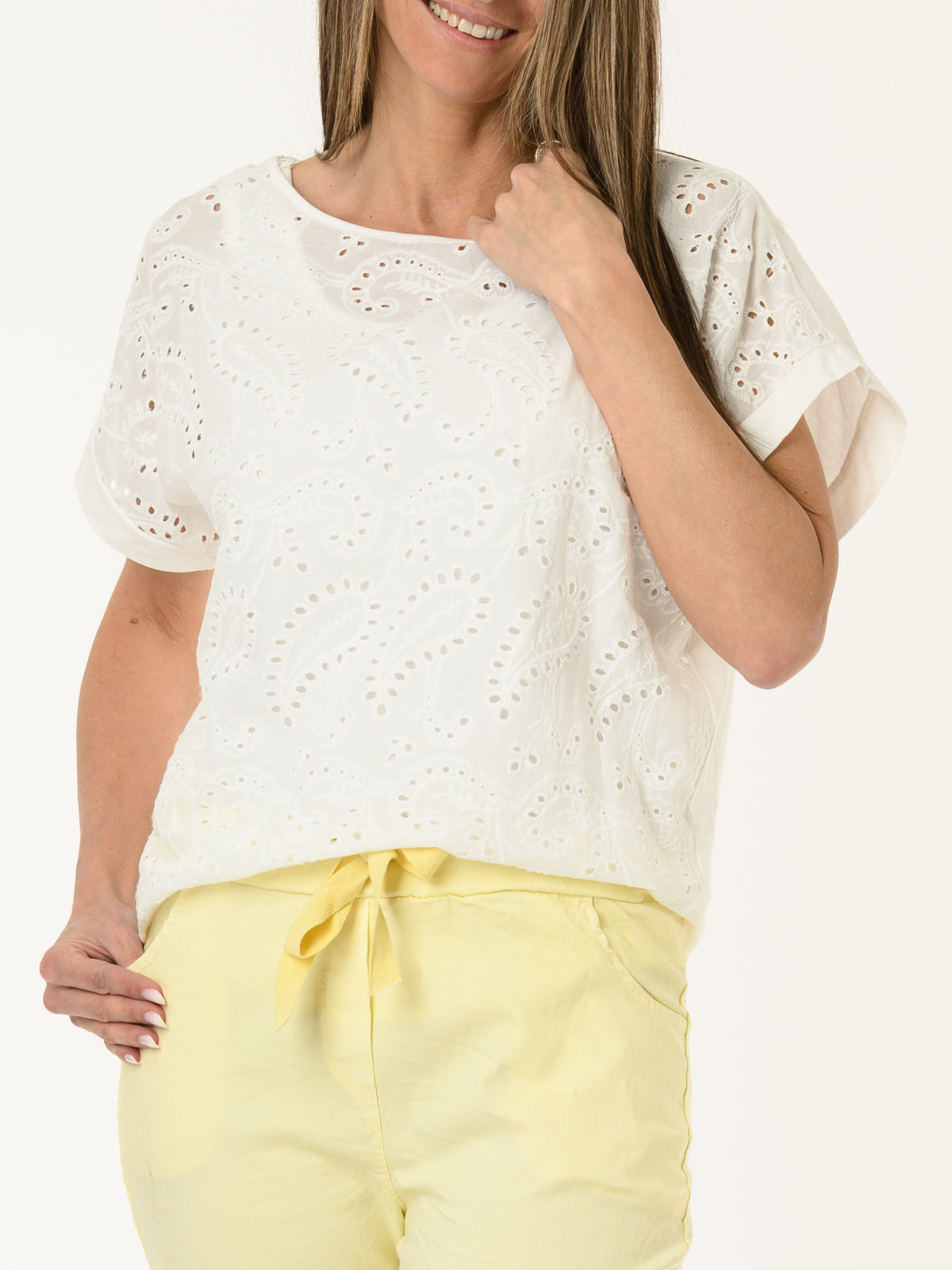 T-shirt blanc avec broderie anglaise à motifs de paisleys