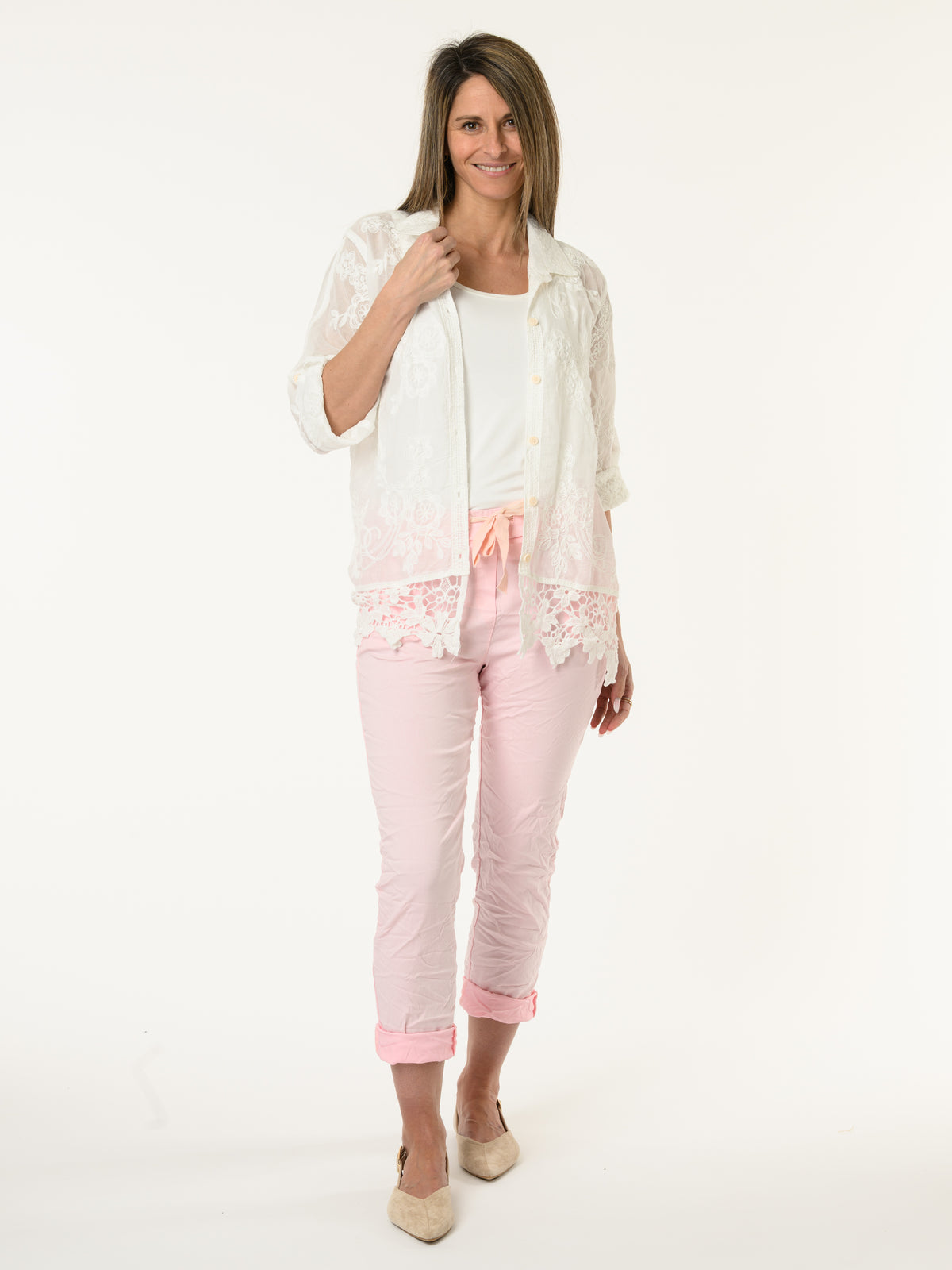 Chemise blanche avec dentelle au bas et fleurs brodées