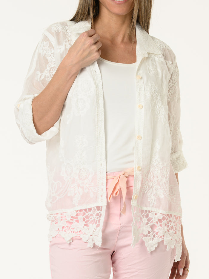 Chemise blanche avec dentelle au bas et fleurs brodées