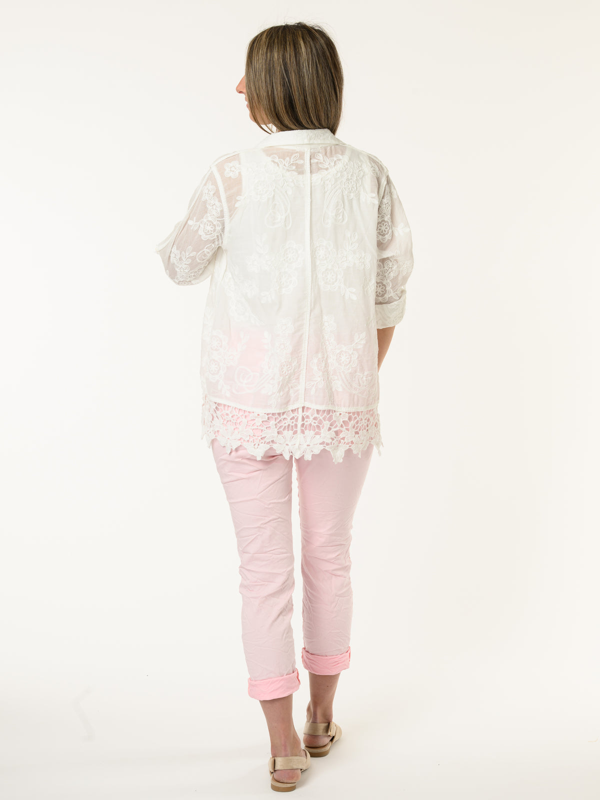 Chemise blanche avec dentelle au bas et fleurs brodées