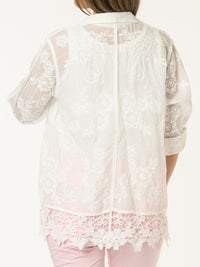 Chemise blanche avec dentelle au bas et fleurs brodées