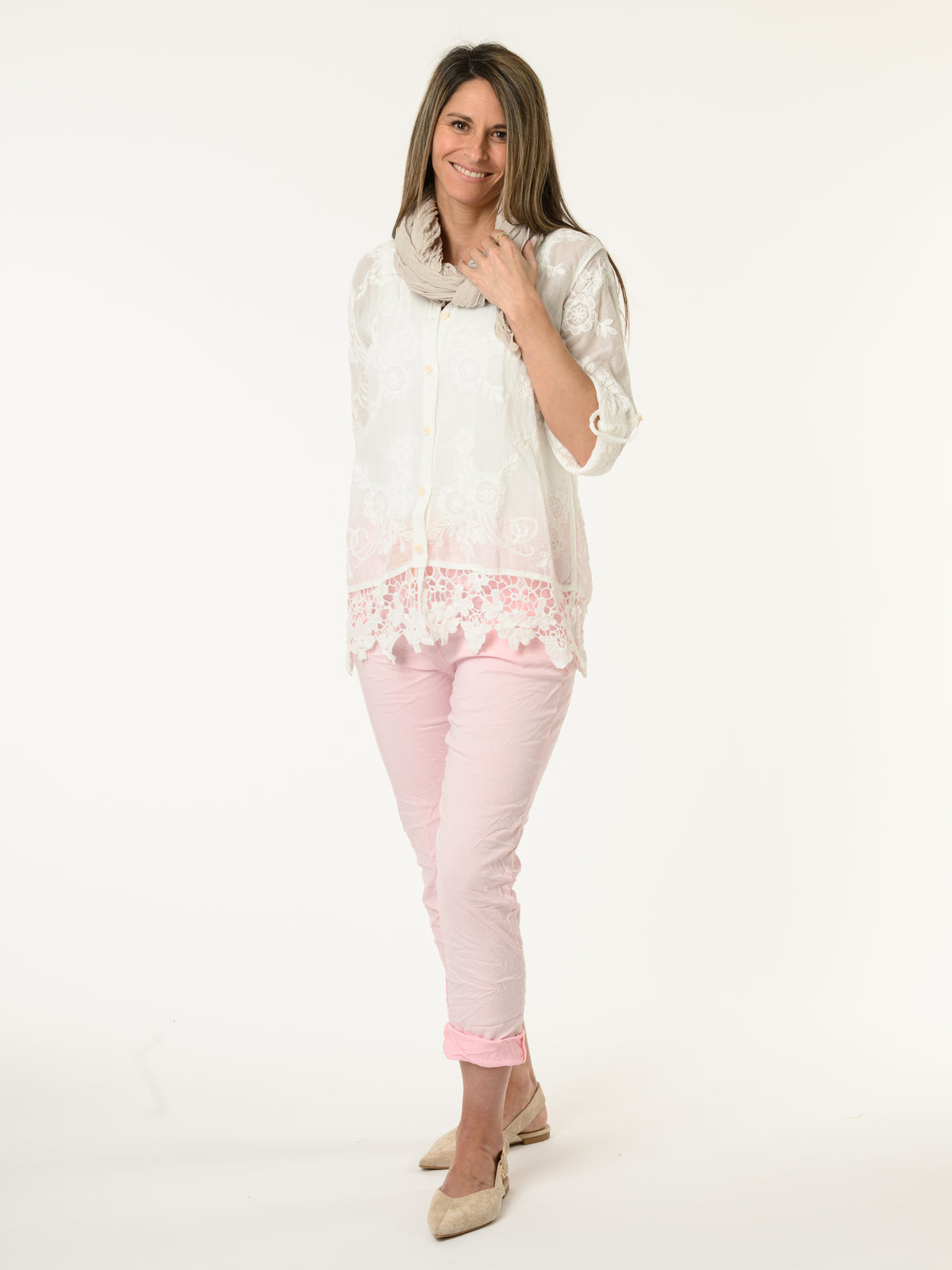 Chemise blanche avec dentelle au bas et fleurs brodées