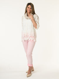 Chemise blanche avec dentelle au bas et fleurs brodées