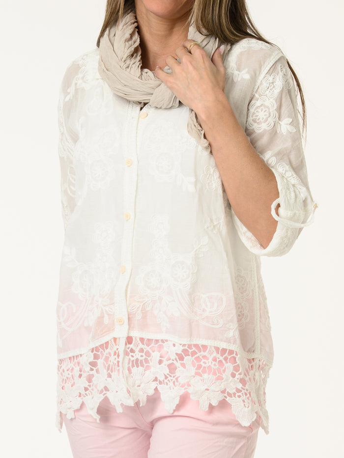 Chemise blanche avec dentelle au bas et fleurs brodées