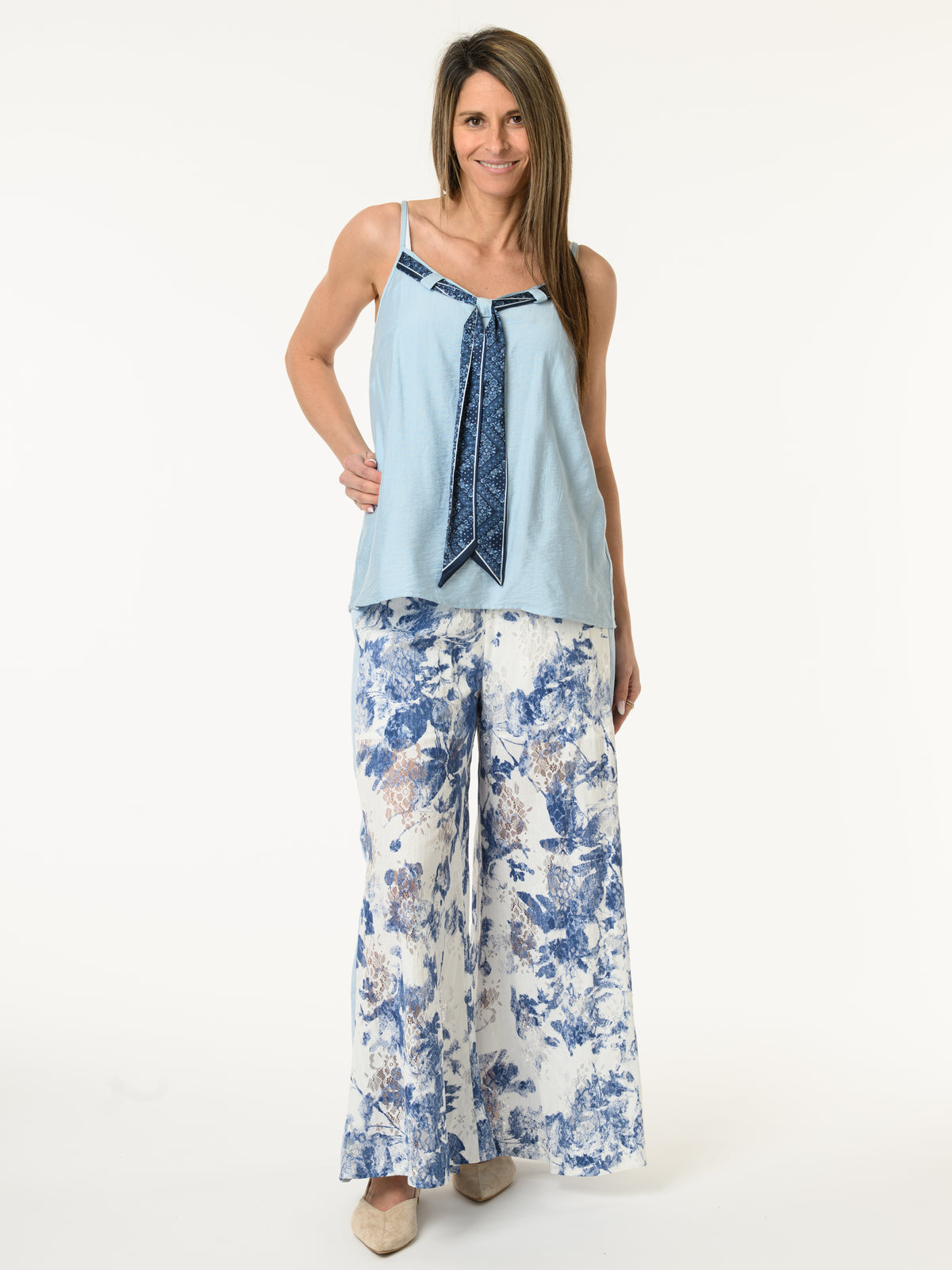 Camisole bleu pâle avec foulard marine à motifs de paisleys