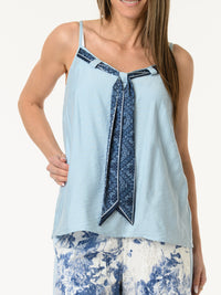 Camisole bleu pâle avec foulard marine à motifs de paisleys