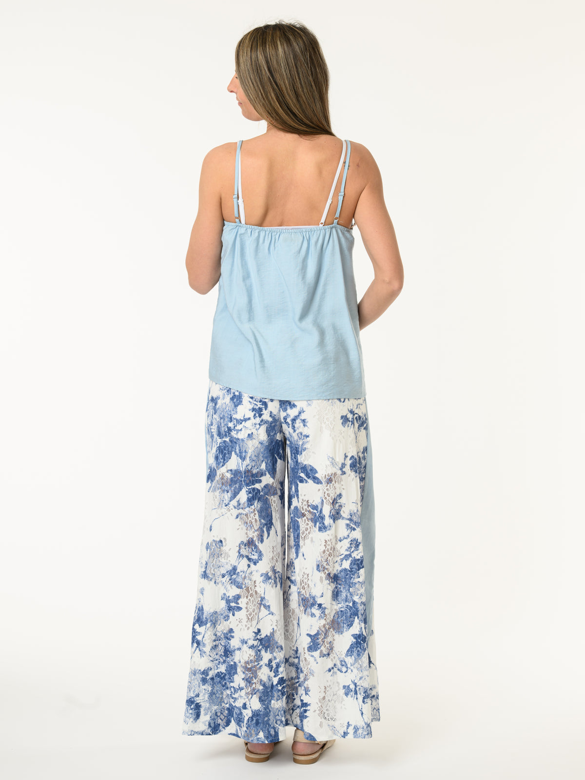 Camisole bleu pâle avec foulard marine à motifs de paisleys