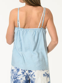 Camisole bleu pâle avec foulard marine à motifs de paisleys
