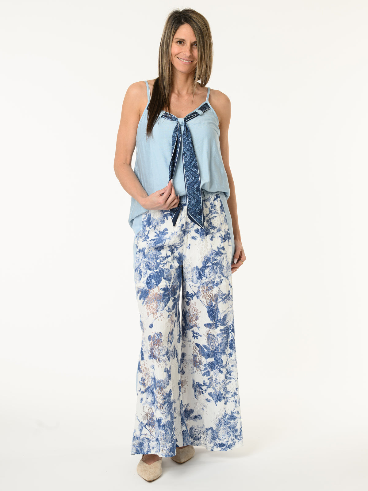 Camisole bleu pâle avec foulard marine à motifs de paisleys