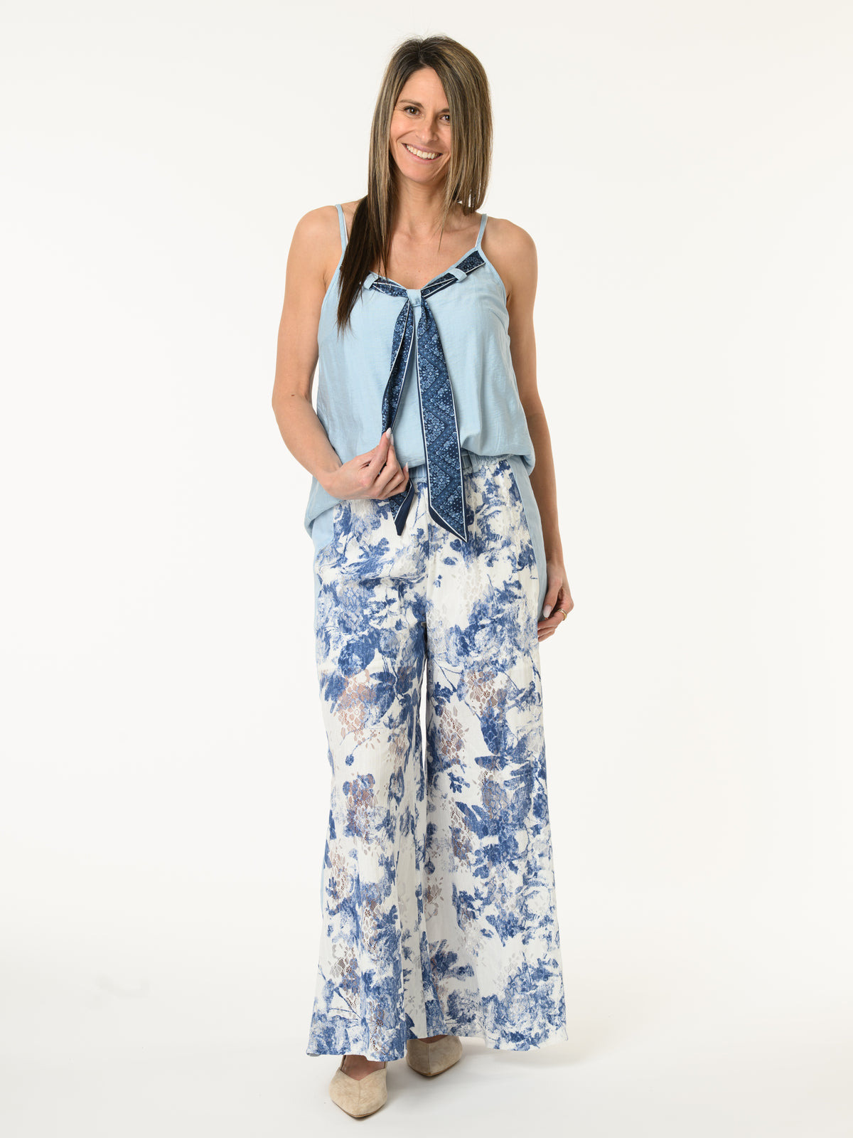 Camisole bleu pâle avec foulard marine à motifs de paisleys