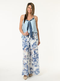 Camisole bleu pâle avec foulard marine à motifs de paisleys