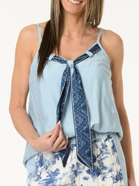 Camisole bleu pâle avec foulard marine à motifs de paisleys