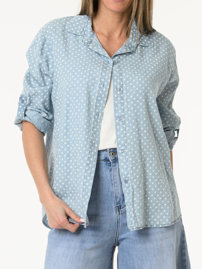 Chemise bleu jean à motifs de pois blancs