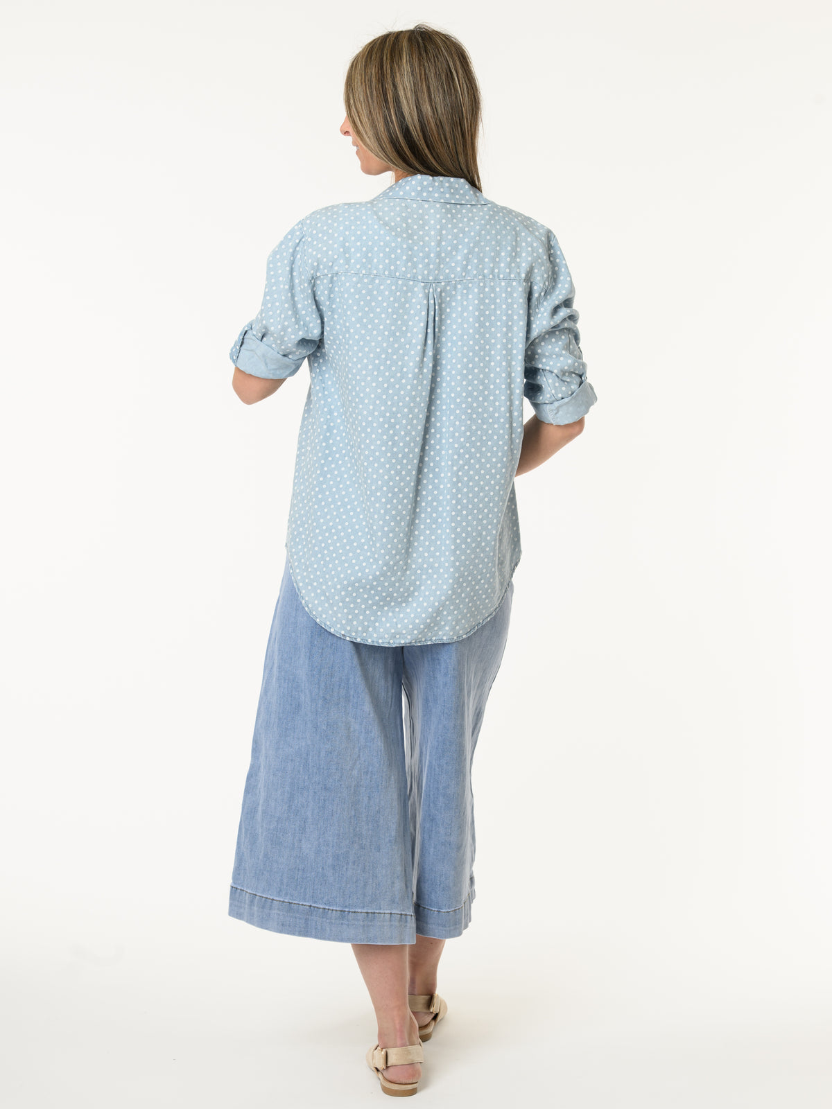 Chemise bleu jean à motifs de pois blancs