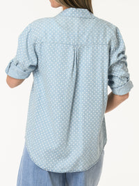Chemise bleu jean à motifs de pois blancs