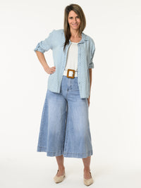 Chemise bleu jean à motifs de pois blancs