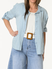 Chemise bleu jean à motifs de pois blancs