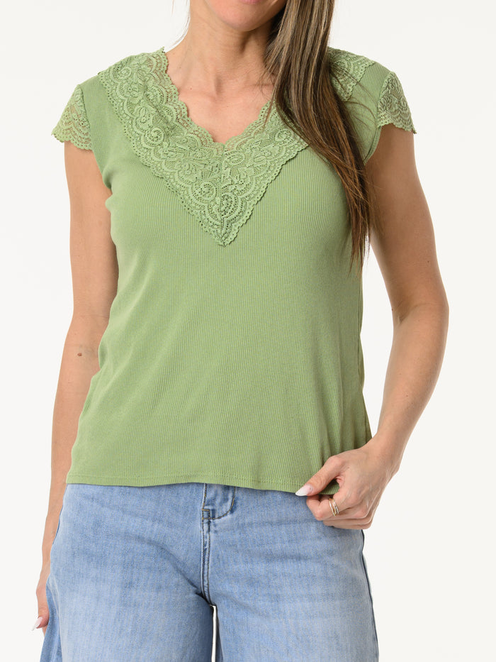 T-shirt vert avec dentelle