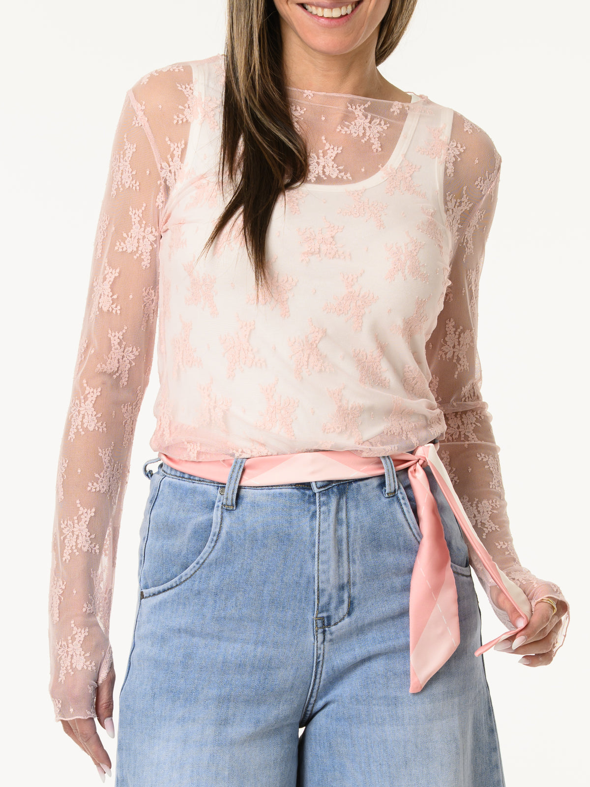 Chandail rose pâle en tulle à motifs floraux