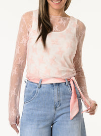 Chandail rose pâle en tulle à motifs floraux