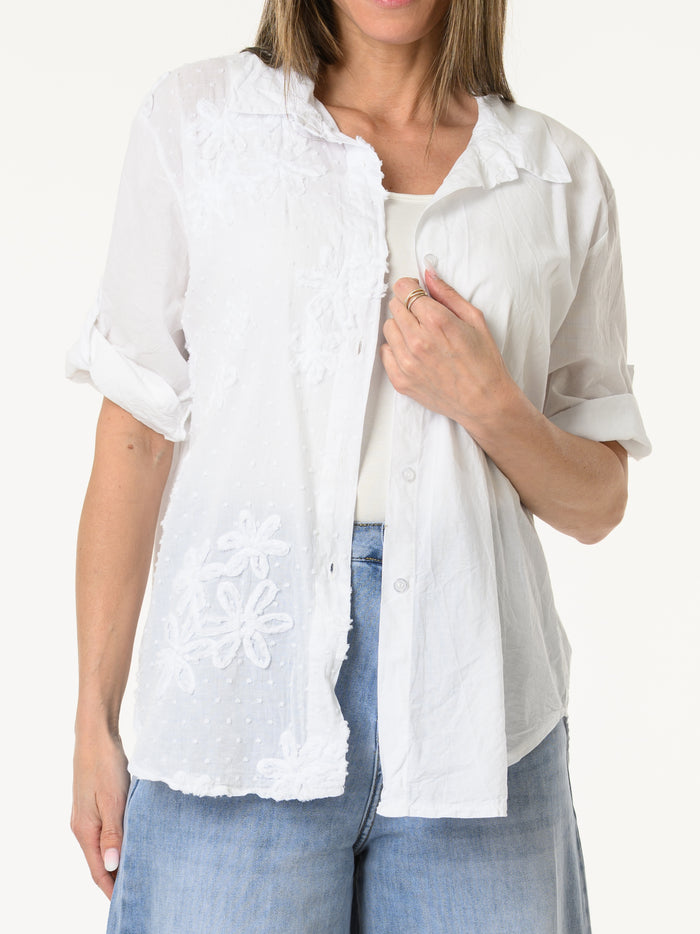 Chemise blanche avec fleurs et pois texturés