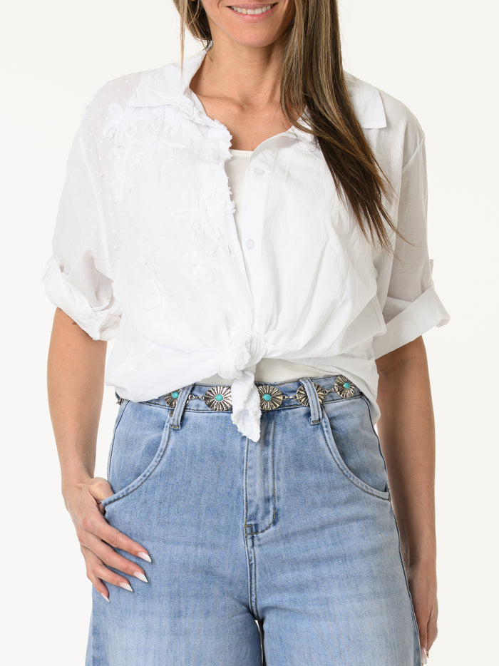 Chemise blanche avec fleurs et pois texturés