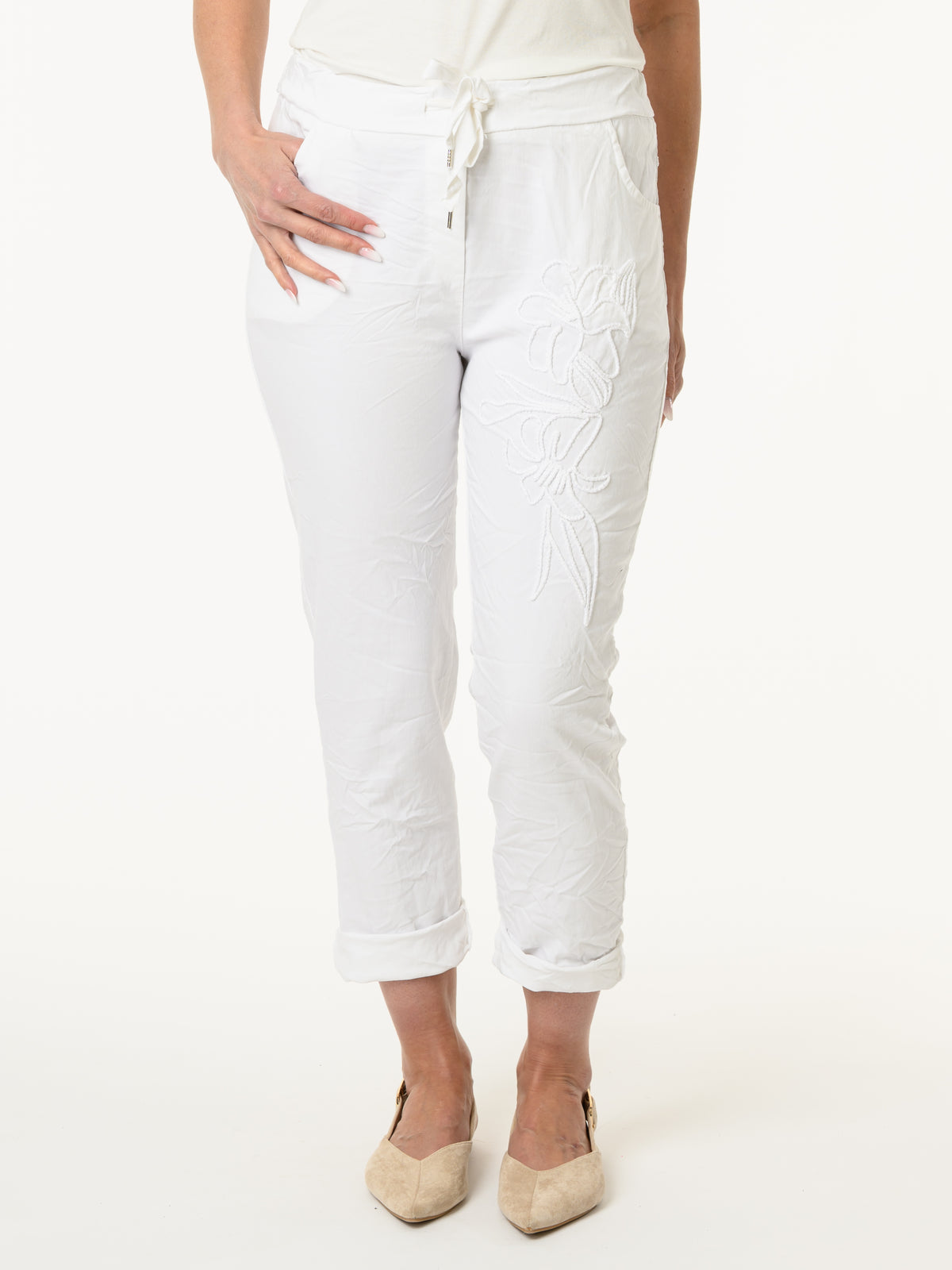 Pantalon blanc avec fleur brodée