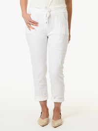 Pantalon blanc avec fleur brodée