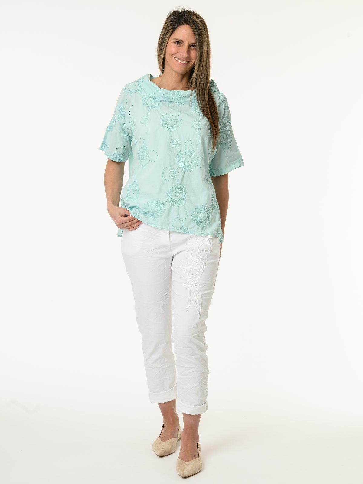 Blouse aqua à col roulé et fleurs brodées