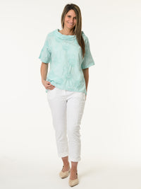Blouse aqua à col roulé et fleurs brodées